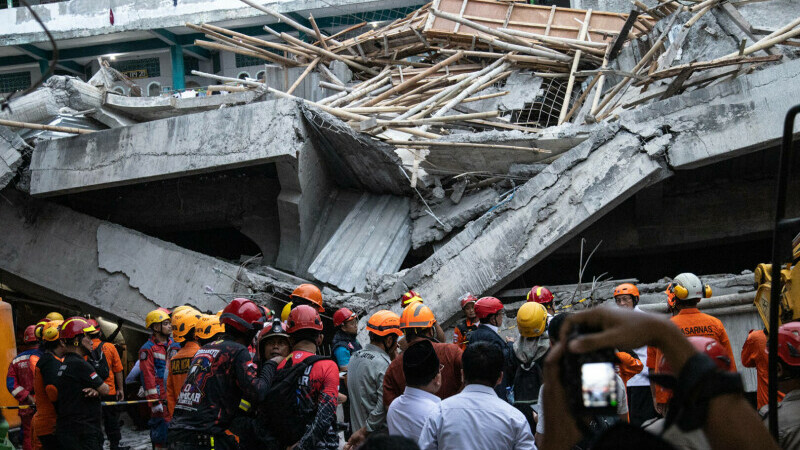 Cel puţin 91 de elevi au rămas prinşi sub dărâmături in indonezia