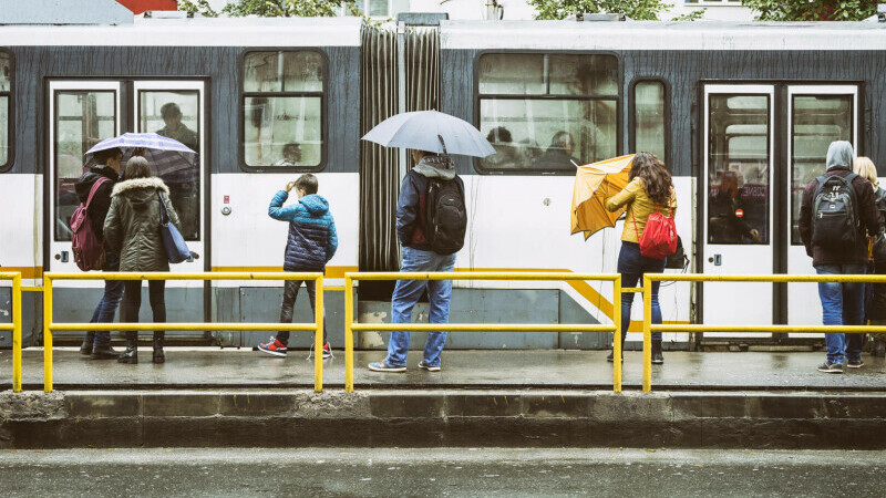 oameni pe strada ploaie
