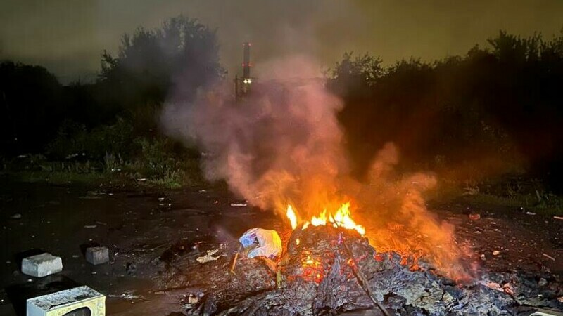 Femeie din Bistrița-Năsăud amendată cu 30.000 de lei pentru incendierea necontrolată a deșeurilor lângă o magistrală de gaz