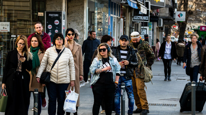 oameni pe strada