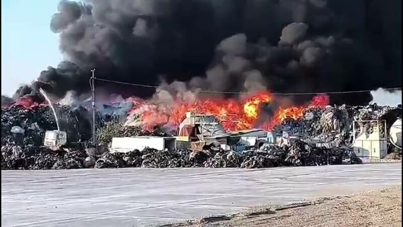 Incendiu violent la un depozit de deșeuri lângă Ploiești