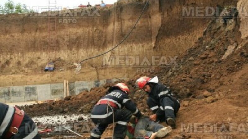 Muncitori salvati la Buzau, dupa ce au fost acoperiti de un mal de pamant