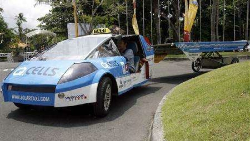 Secretarul general al ONU merge la munca cu taxiul solar