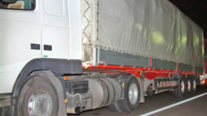 Un TIR, la un pas sa intre intr-un rezervor de gaz dintr-o benzinarie!