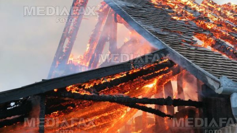 Era sa arda de vie, incercand sa-si salveze locuinta de foc