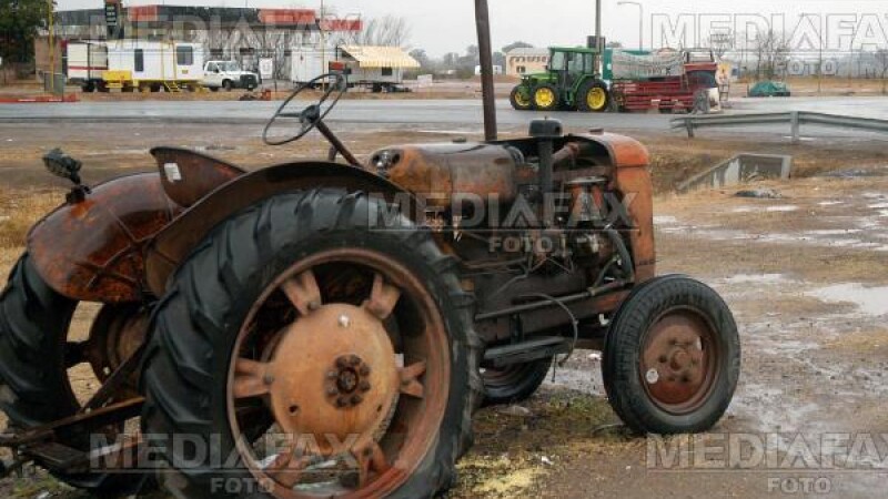 Un taran din comuna Poiana Marului a murit strivit de propriul tractor