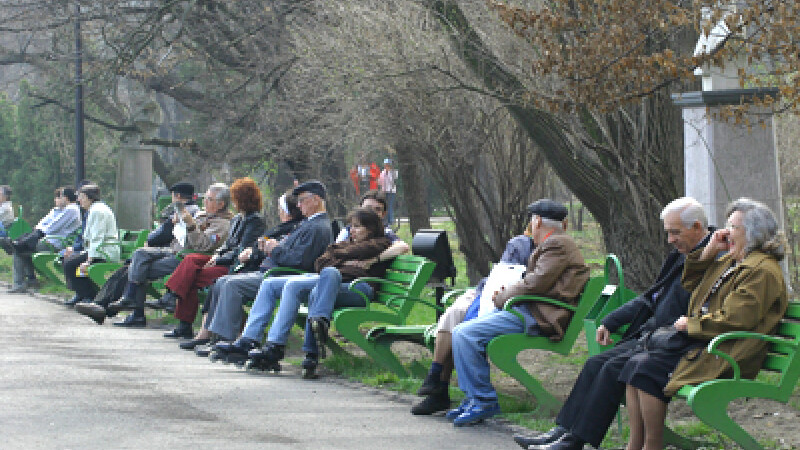 Oamenii se relaxeaza in parc