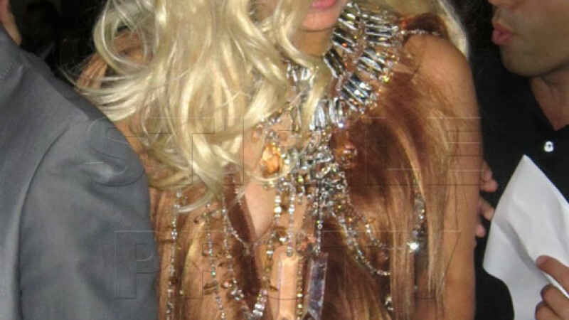 Lady Gaga s-a imbracat par! nu are chilotei! -