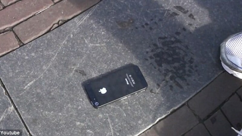 iPhone 5 cazut pe strada