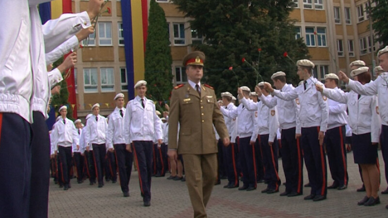 Peste 400 de elevi au inceput astazi cursurile Colegiului Militar din Alba Iulia