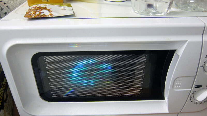 CD bagat in cuptorul cu microunde