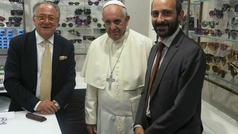 Papa Francisc si-a cumparat ochelari din Roma