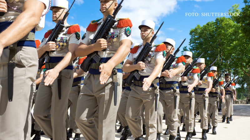militari din Legiunea Straina marsaluind in Paris