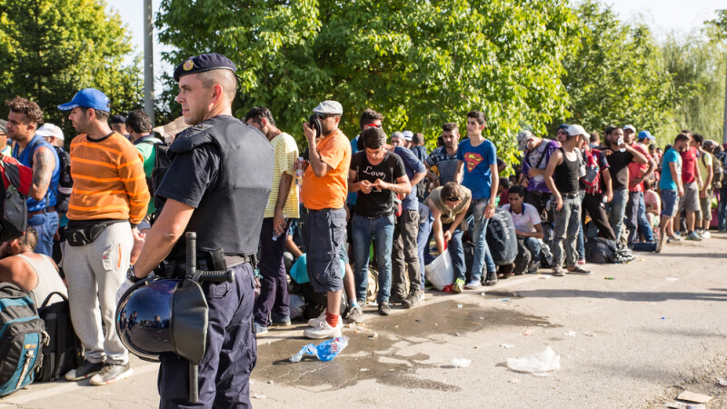 coada de refugiati paziti de politie