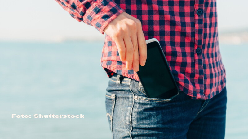 smartphone in pantaloni - SHUTTERSTOCK
