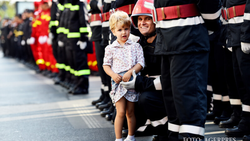 O fetita participa la evenimentul de inmanare a Drapelului de lupta Inspectoratului pentru Situatii de Urgenta 'Dealul Spirii' Bucuresti-Ilfov in semn de recunoastere a sacrificiilor tuturor generatiilor de pompieri, la Monumentul Eroilor Pompieri din Buc