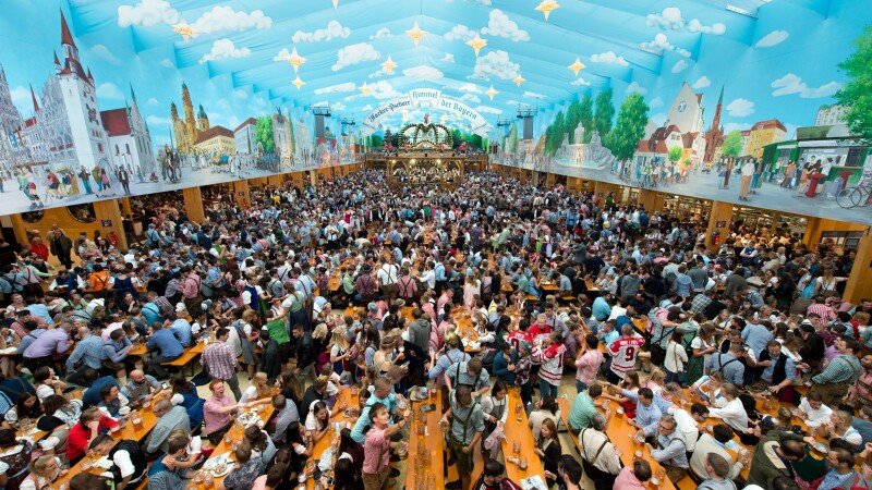 A inceput cea mai mare sarbatoare a berii, Oktoberfest, in Munchen