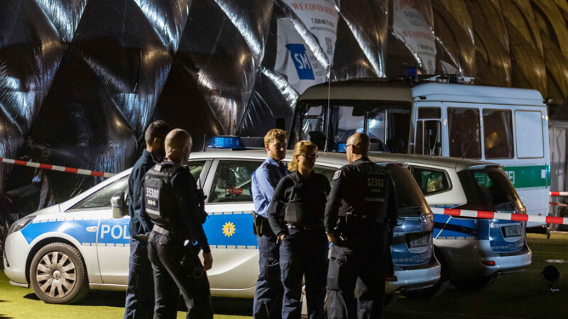 politisti germani in fata unui centru pentru refugiati