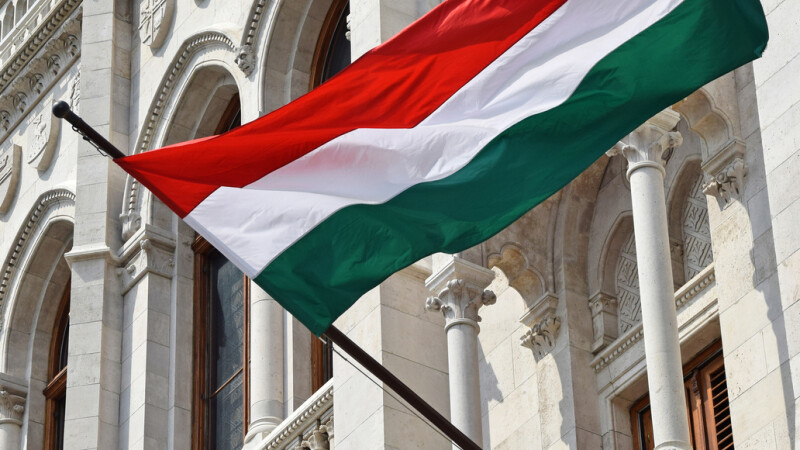 Steagul Ungariei pe cladirea Parlamentului din Budapesta