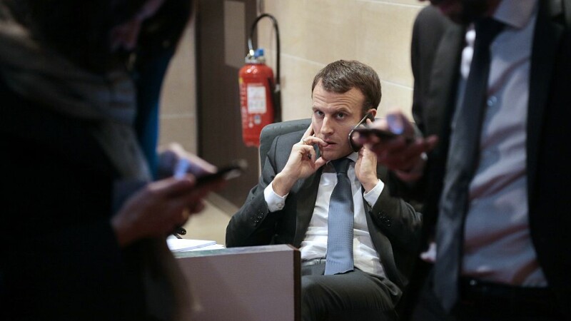 Emmanuel Macron vorbeste la telefon