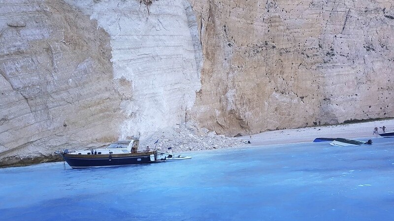 Trei răniţi pe o plajă din insula greacă Zakynthos, după o alunecare de teren