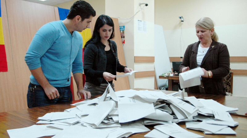 Membrii comisiei din cadrul sectiei electorale speciale din incinta Garii de Nord din Bucuresti au inceput procedurile de numarare a voturilor