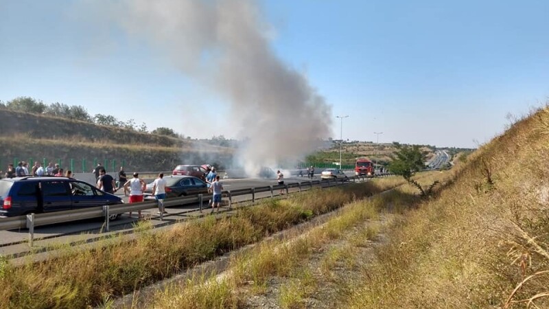 Mașină în flăcări autostrada