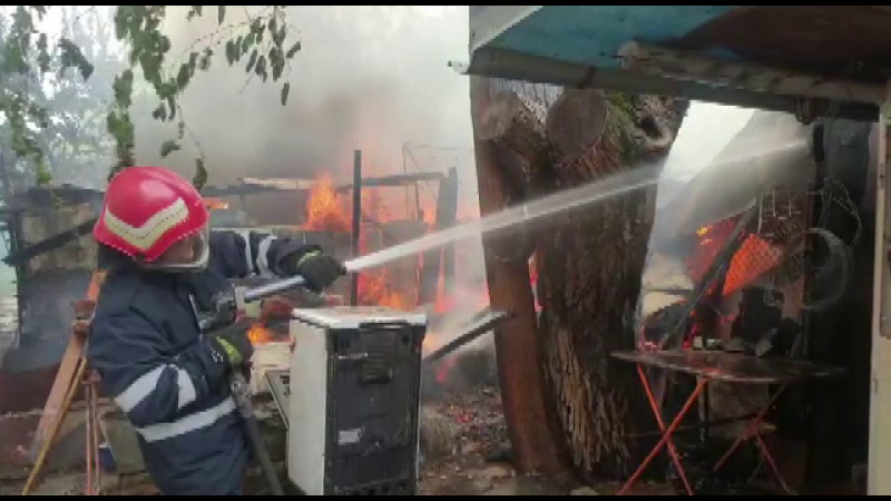 Incendiu violent la o gospodărie din Galați. De la ce ar fi pornit focul