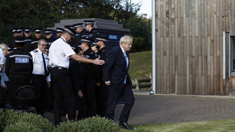 Boris Johnson si politisti britanici