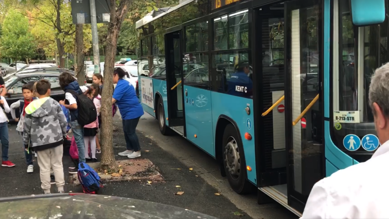 Prima zi de funcţionare a autobuzelor şcolare în Capitală. Câţi elevi au mers cu ele la ore