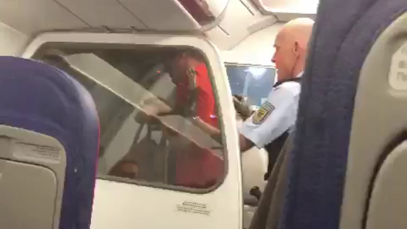 Un zbor a aterizat de urgenţă din cauza unor pasageri români. Ce au făcut în avion
