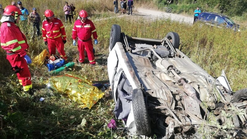 Un mort şi doi răniţi după un accident în Hunedoara. Două mașini s-au ciocnit pe un pod