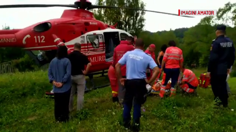 Elicopter SMURD solicitat după ce ambulanța s-a împotmolit din cauza drumului