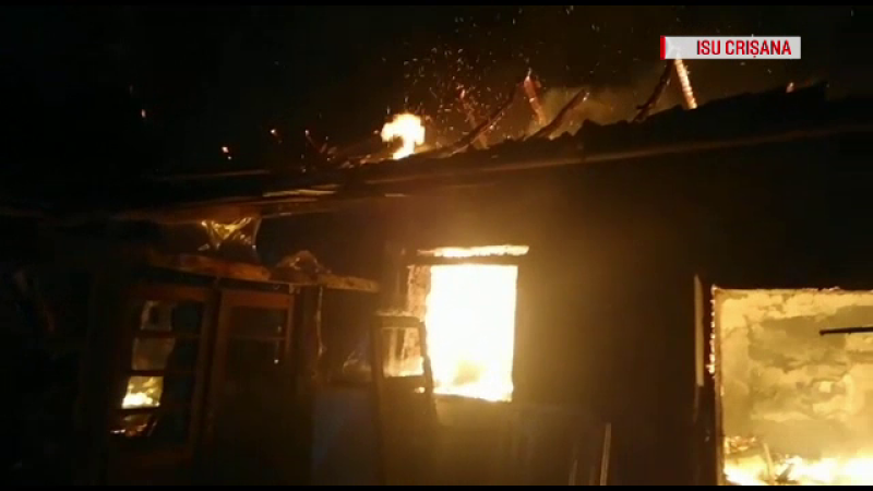 Noapte grea pentru pompierii bihoreni: Două incendii, în câteva ore