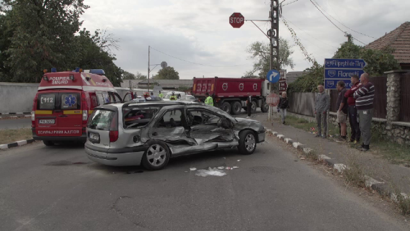 Accident grav în Prahova. Mașina unei familii s-a izbit violent de un camion cu nisip