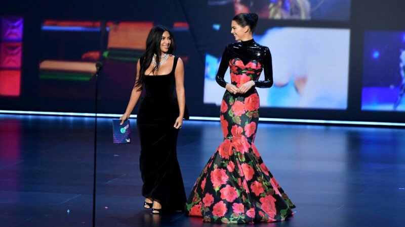 Surorile Kardashian, umilite la premiile Emmy. Momentul care a stârnit hohote de râs - 5