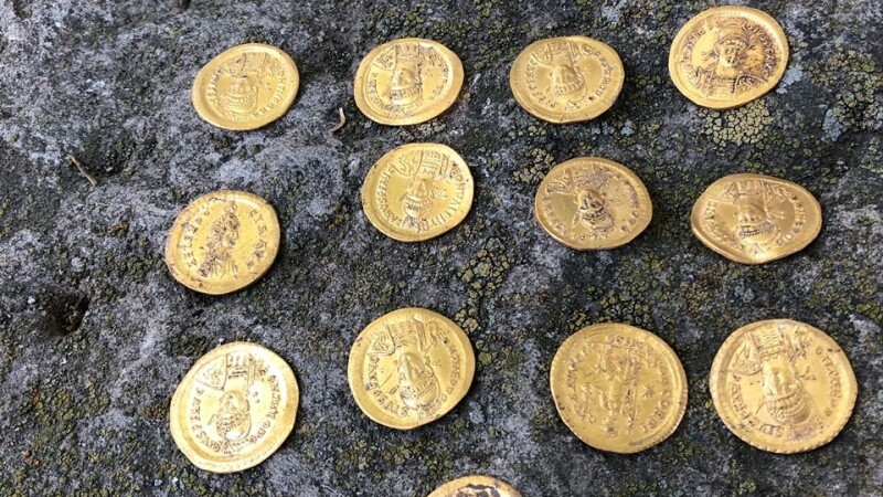 Zeci de monede din aur și bronz descoperite de arheologi - 4