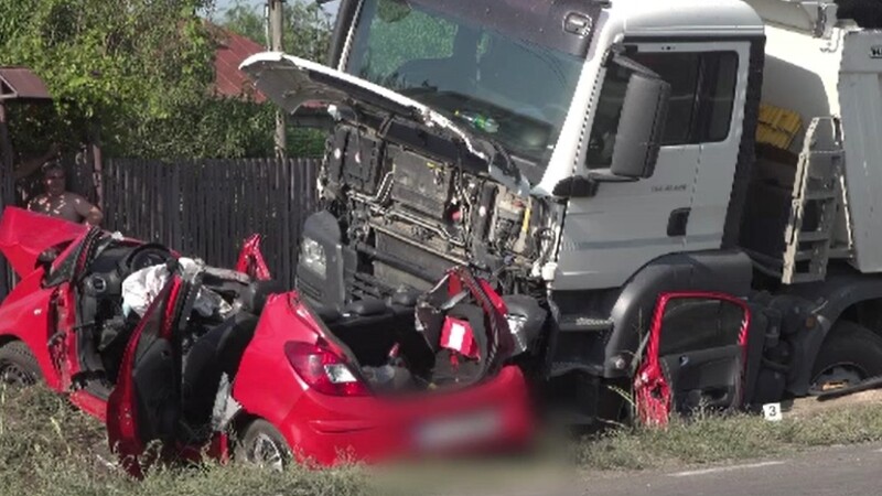 Mașină proiectată sub roțile unui camion de un șofer neatent: o mamă și fiul ei se zbat între viață și moarte
