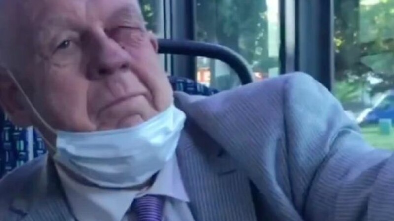 pensionar batut in autobuzul din londra