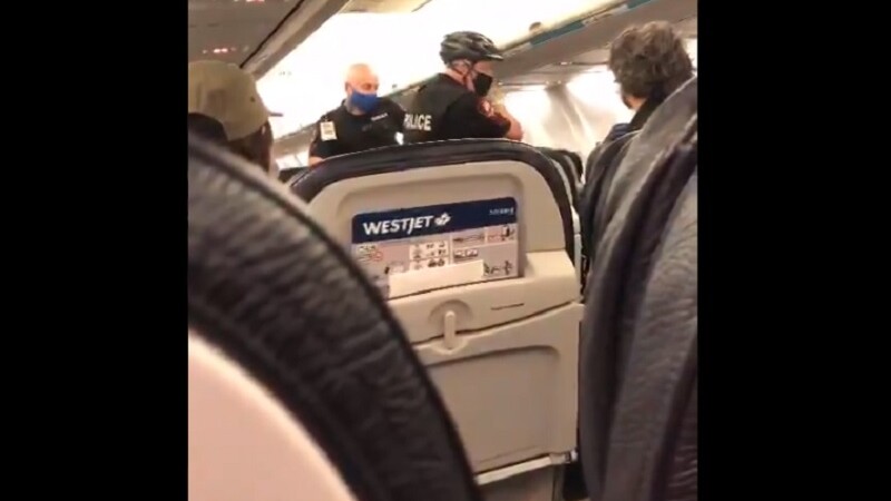 Momentul în care o familie e scoasă cu forța din avion, deoarece copilul de 3 ani nu purta mască