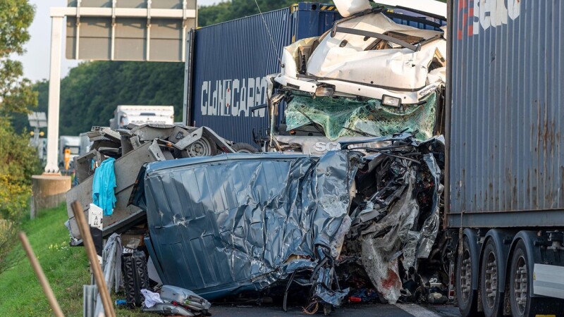 Carnagiu în Germania: 4 români au murit după ce mașina lor a fost prinsă între două TIR-uri