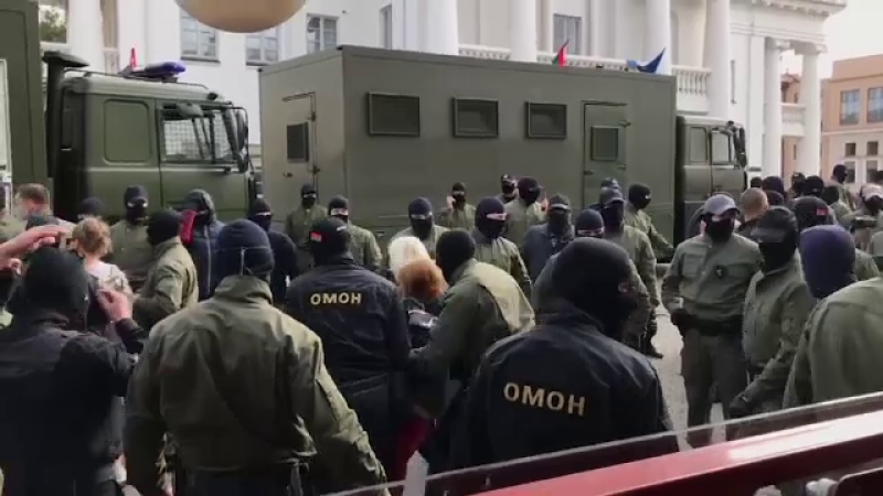 Zeci de mii de persoane protestează în Belarus. 250 de oameni au fost arestați