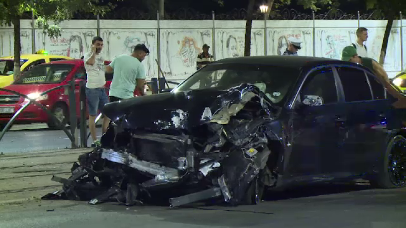 Două mașini s-au ciocnit violent în București. ”Se întâmplă tot timpul accidente aici”