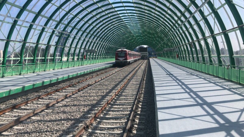 Primul tren de test a ajuns la Aeroportul Otopeni. Nu a fost al CFR Călători