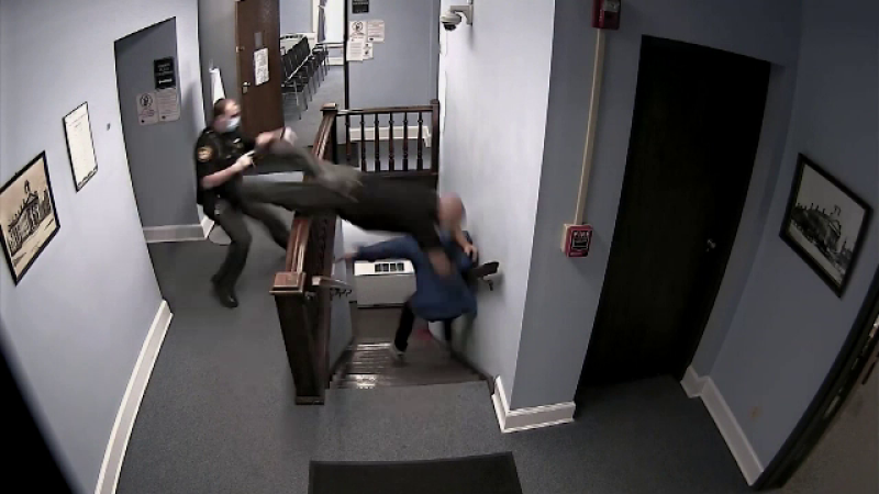 Ce a pățit un polițist care s-a aruncat pe scări să prindă un evadat