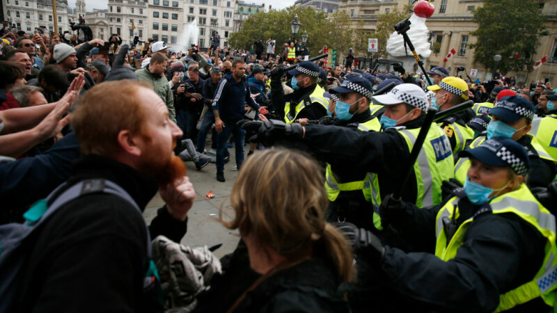 Protest violent anti- ”Covid-1984” la Londra. Mai mulți polițiști au fost răniți