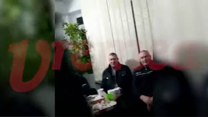 Chefuri cu ”chiuială” în biroul șefului Poliției Locale Bârlad. ”Țuică, vin sau bere? Apă nu avem!”. Chemați de acasă să bea