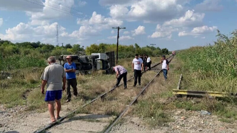 Un șofer pe un excavator a murit după ce utilajul a fost lovit de tren