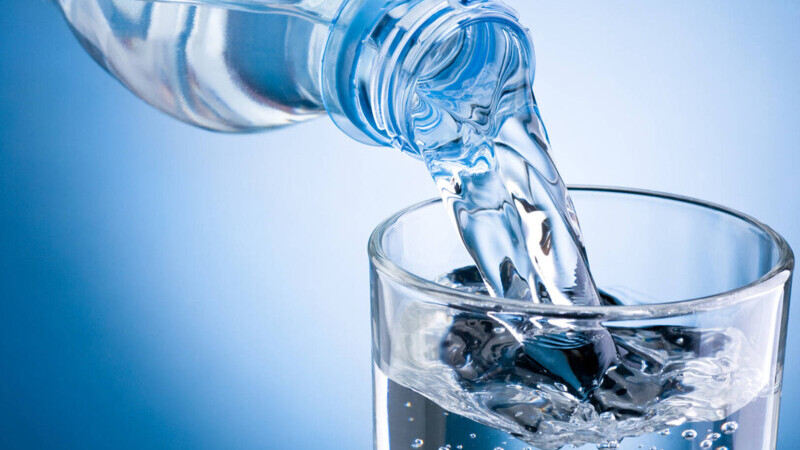 sticla de apa, pahar cu apa