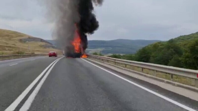 Incendiu violent pe șoseaua de centură a Clujului. O camionetă încărcată cu mobilă a fost cuprinsă de flăcări
